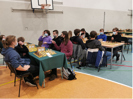 Zdjęcie przedstawia uczniów grających w szachy.